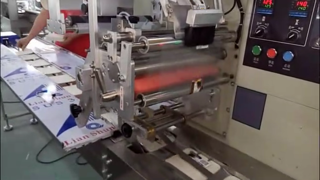 *自動貼標(biāo)機(jī)工作圖